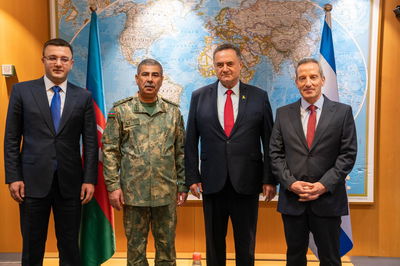 שר הביטחון עם עמיתו האזרי