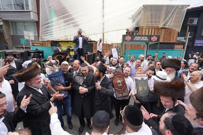 הכנסת ספר תורה לבית חב"ד מדג'ין - קולומביה