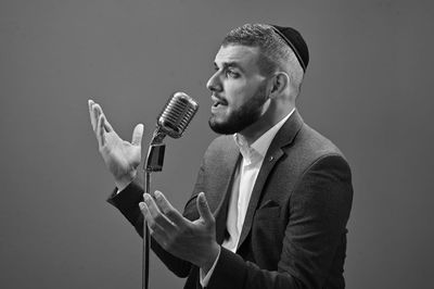 עקיבא בן חמו במחרוזת: "תבטחו באלוקים"