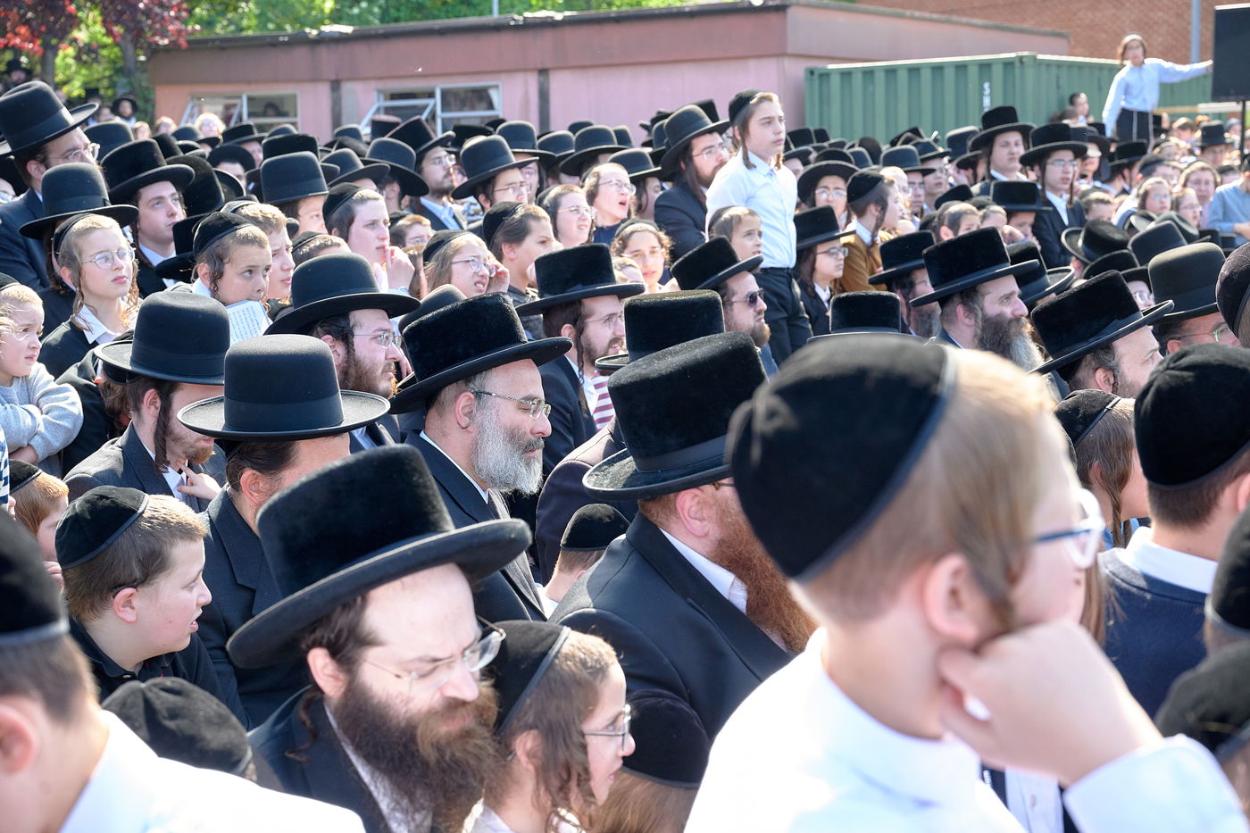 הרה"צ רבי שמעלקא בידרמן בהדלקה הגדולה בלונדון