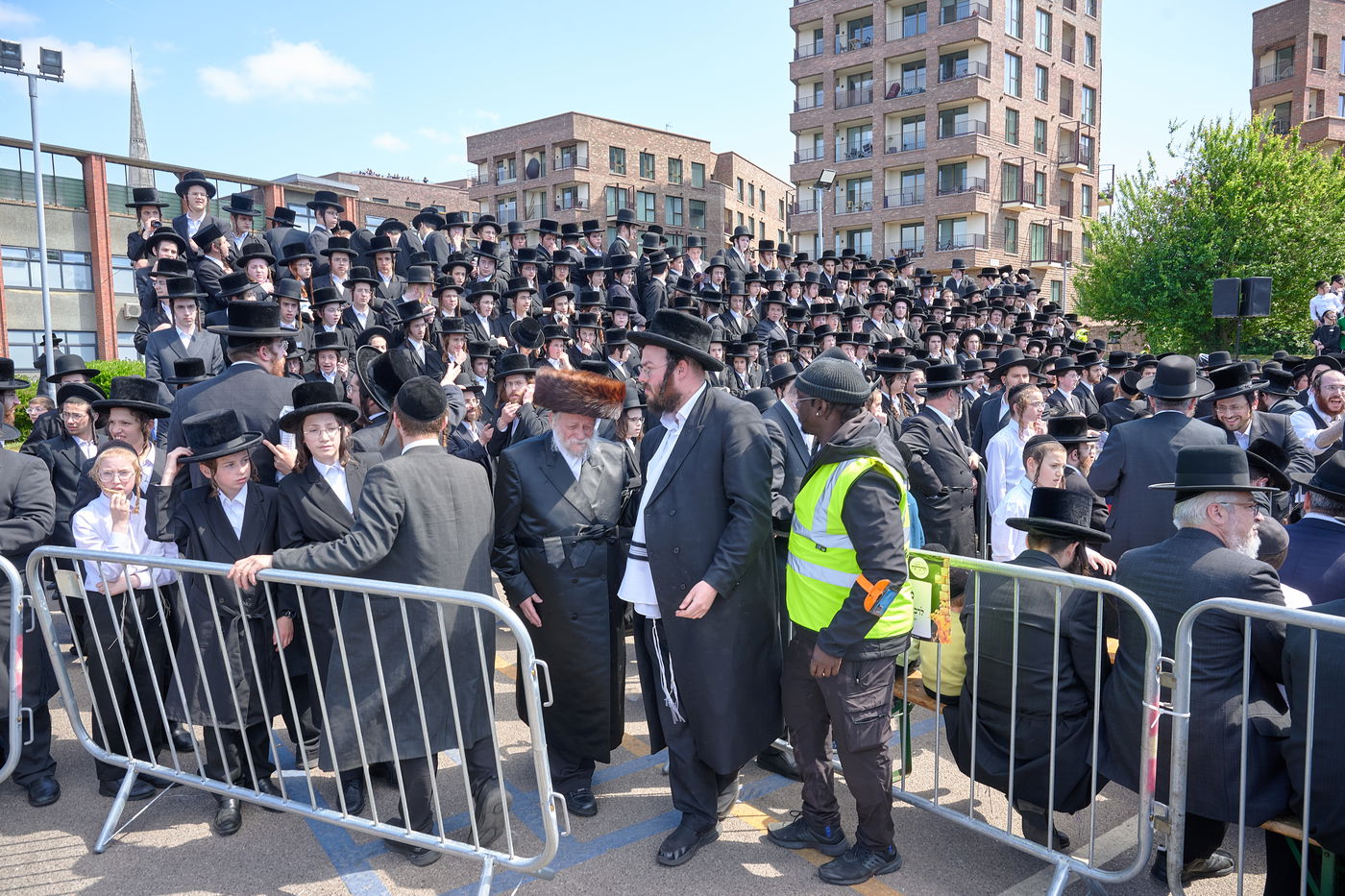 הרה"צ רבי שמעלקא בידרמן בהדלקה הגדולה בלונדון