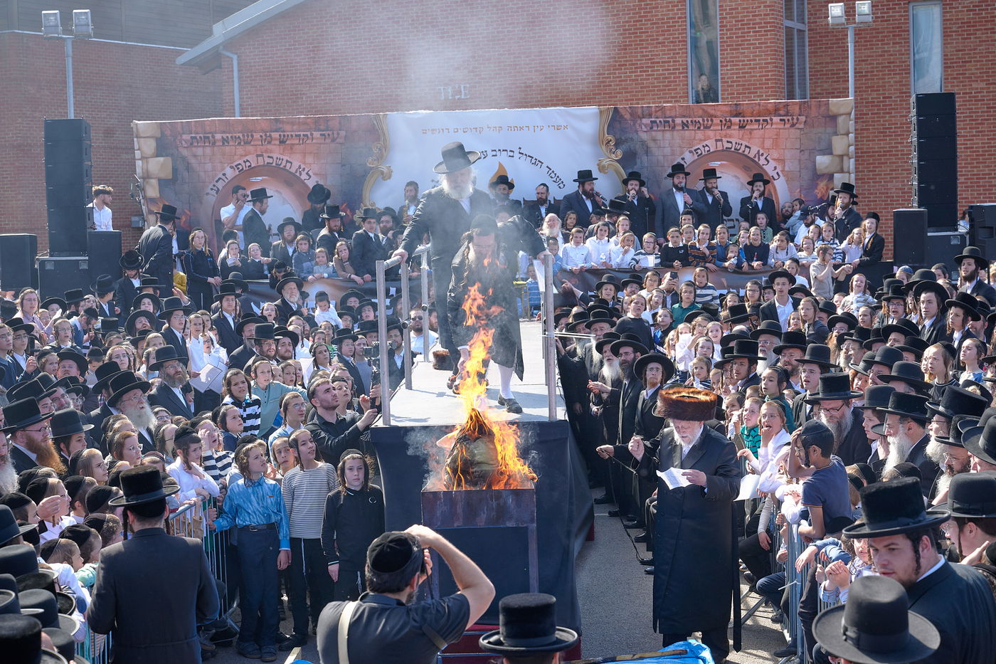 הרה"צ רבי שמעלקא בידרמן בהדלקה הגדולה בלונדון