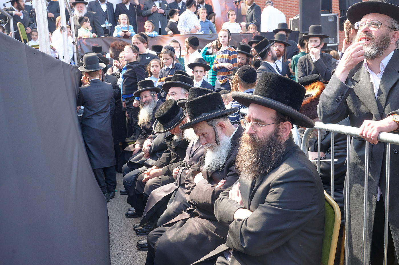 הרה"צ רבי שמעלקא בידרמן בהדלקה הגדולה בלונדון