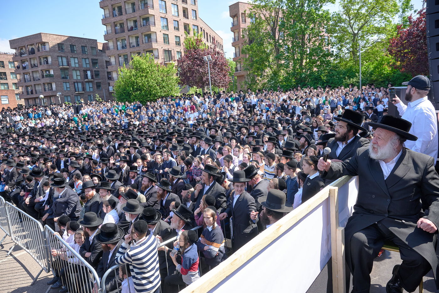 הרה"צ רבי שמעלקא בידרמן בהדלקה הגדולה בלונדון