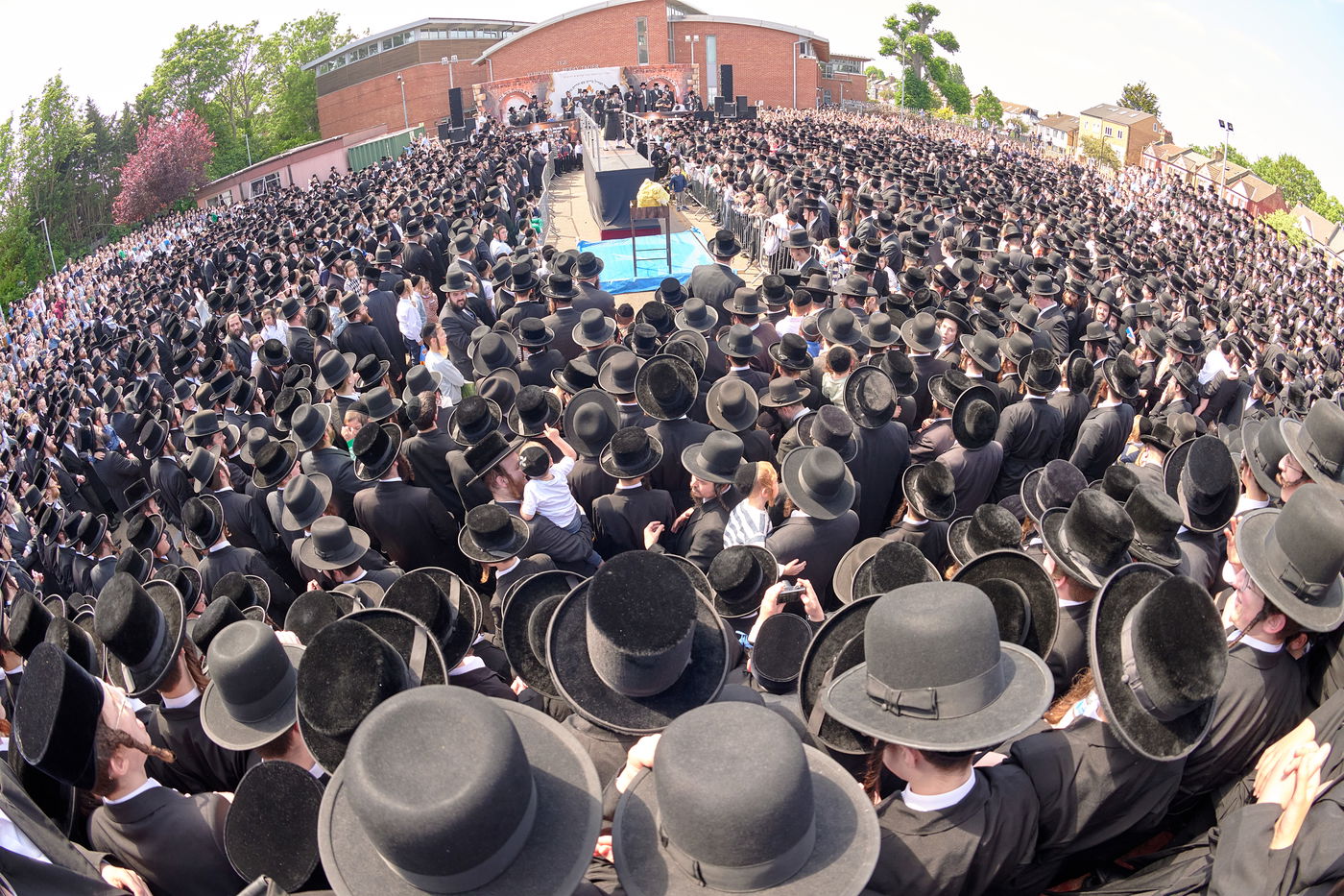 הרה"צ רבי שמעלקא בידרמן בהדלקה הגדולה בלונדון