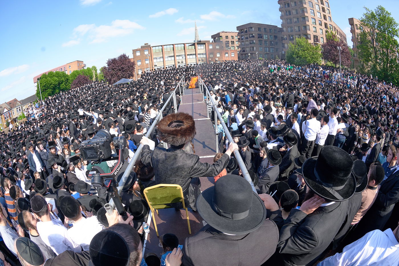 הרה"צ רבי שמעלקא בידרמן בהדלקה הגדולה בלונדון