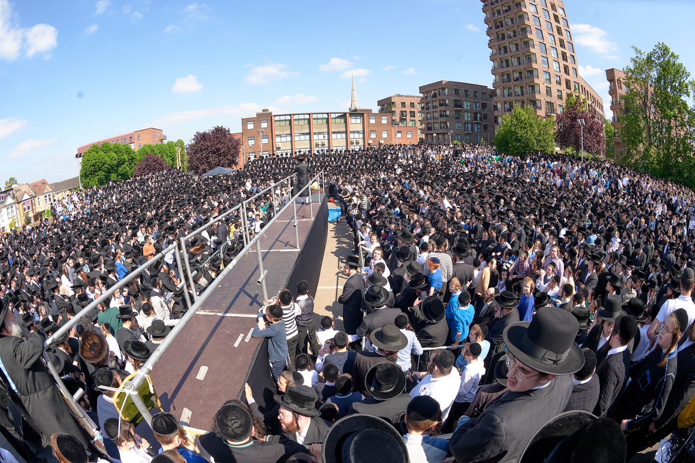 הרה"צ רבי שמעלקא בידרמן בהדלקה הגדולה בלונדון