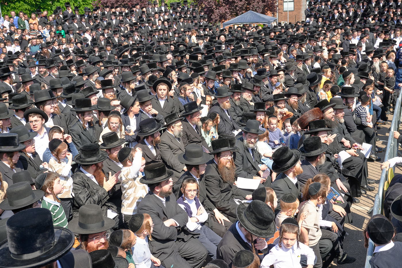 הרה"צ רבי שמעלקא בידרמן בהדלקה הגדולה בלונדון