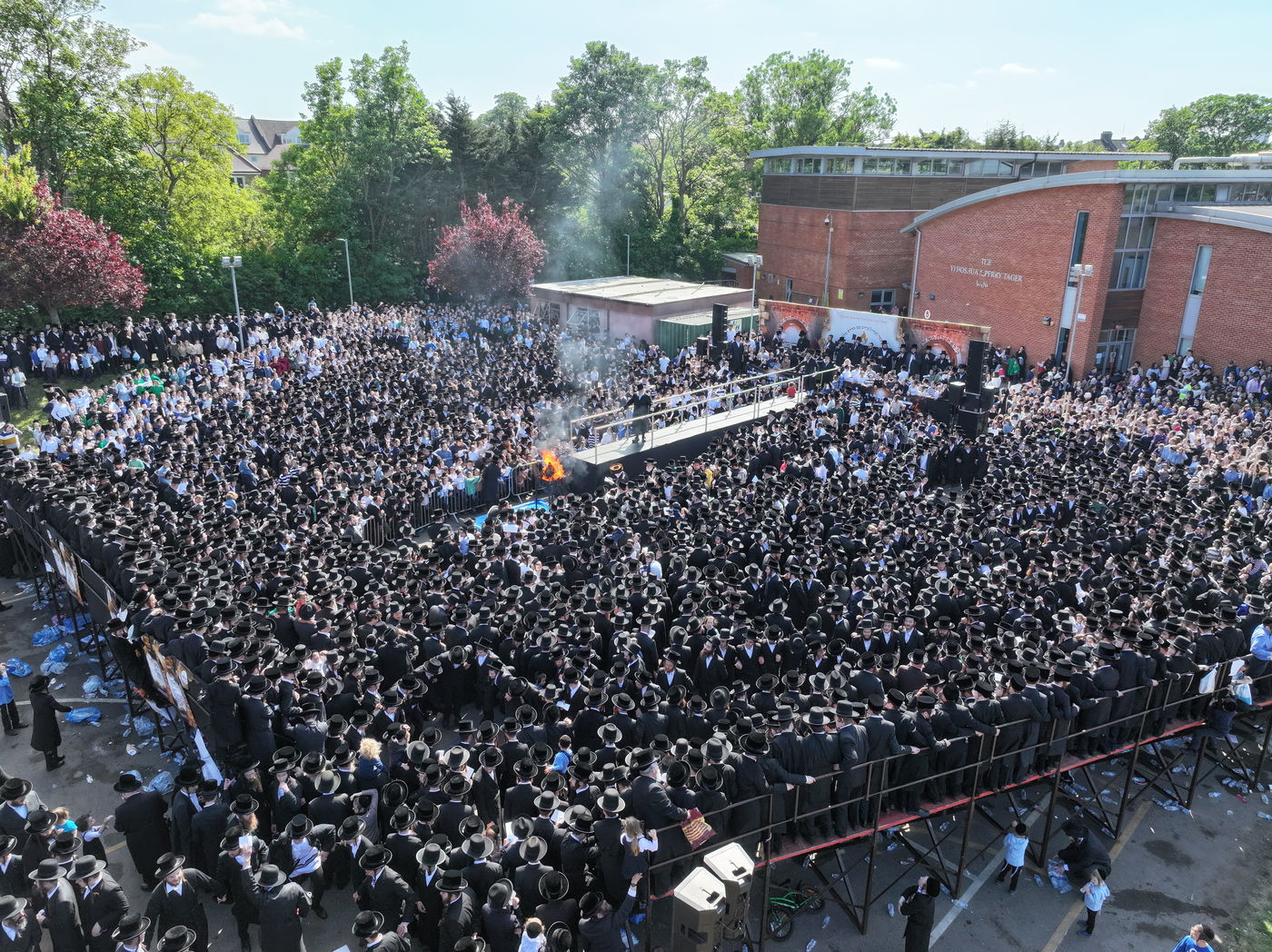הרה"צ רבי שמעלקא בידרמן בהדלקה הגדולה בלונדון