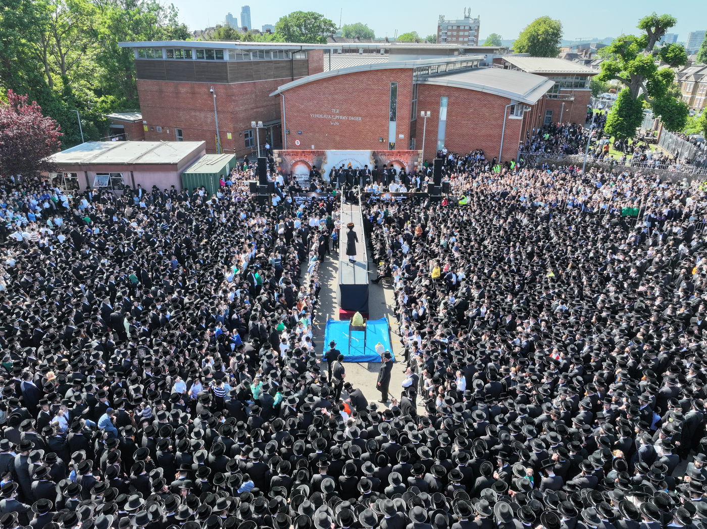 הרה"צ רבי שמעלקא בידרמן בהדלקה הגדולה בלונדון