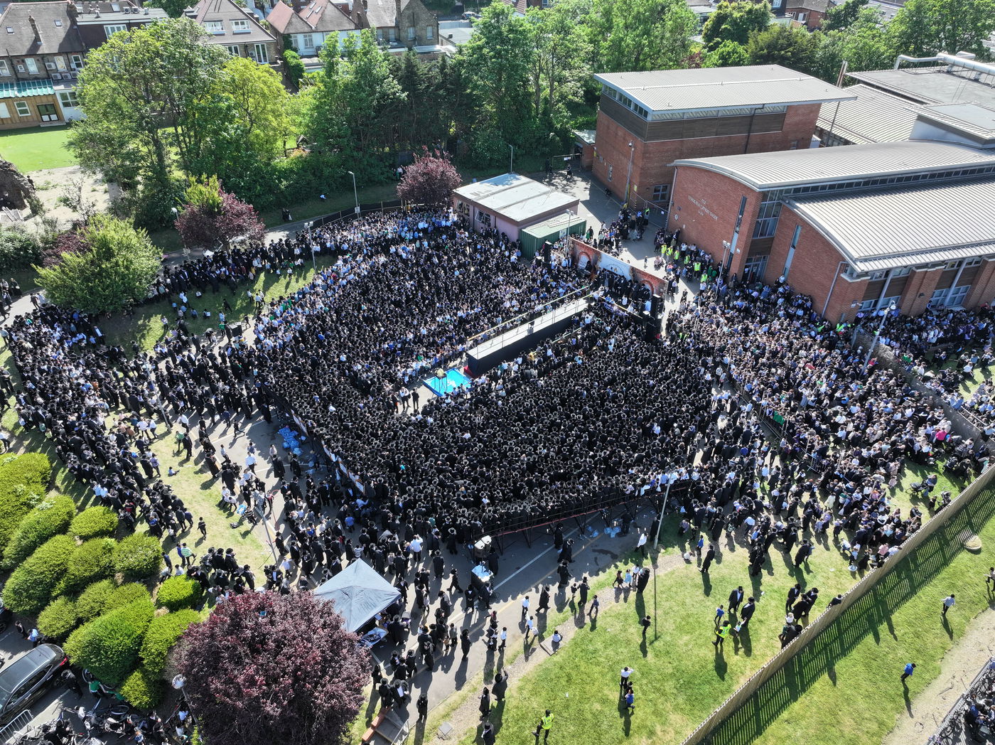הרה"צ רבי שמעלקא בידרמן בהדלקה הגדולה בלונדון