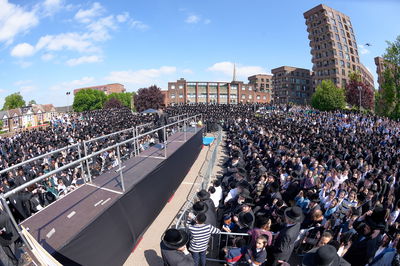 הרה"צ רבי שמעלקא בידרמן בהדלקה הגדולה בלונדון