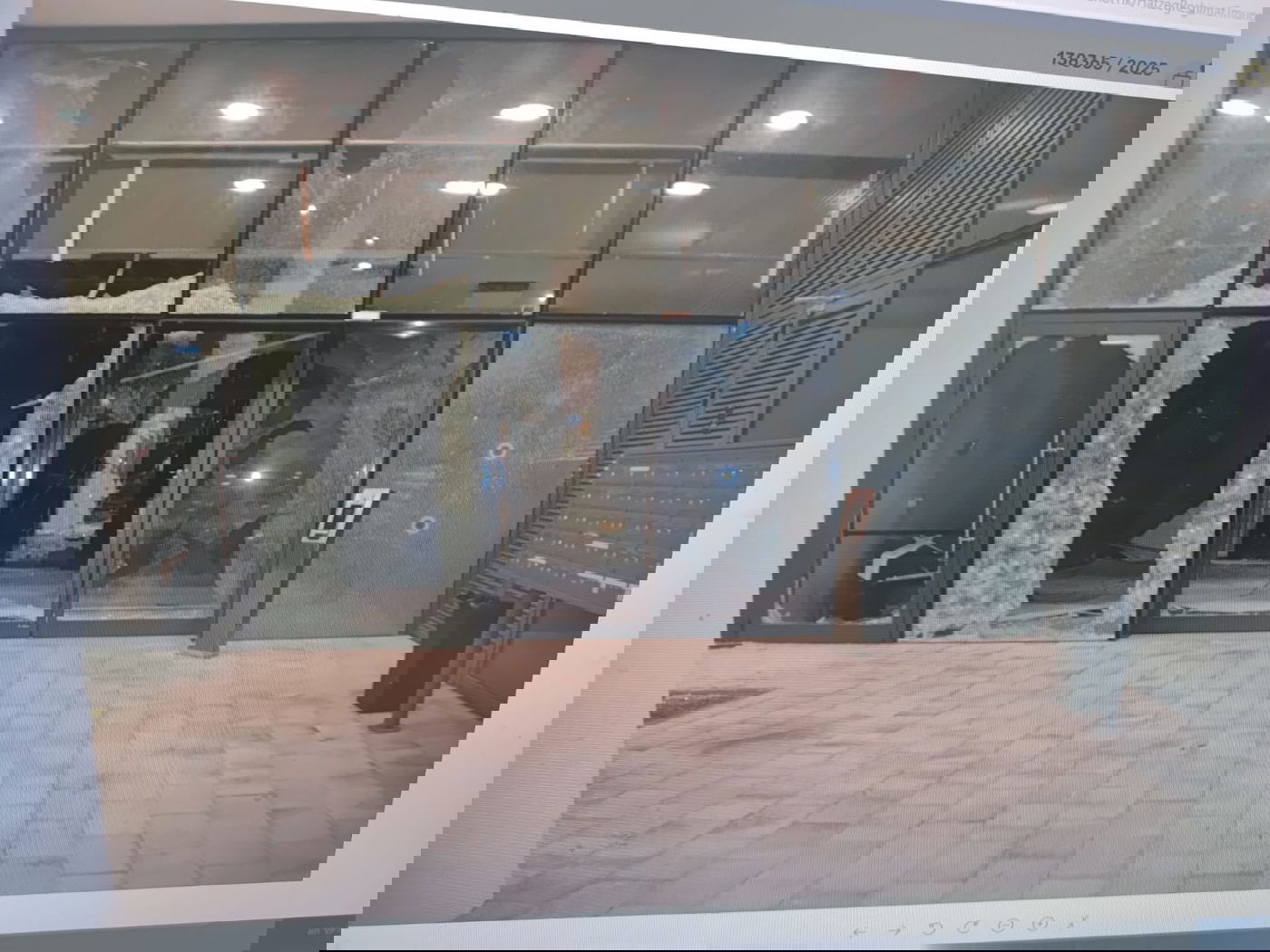 השמשות מנותצות בבניין