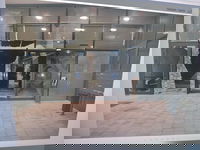 השמשות מנותצות בבניין