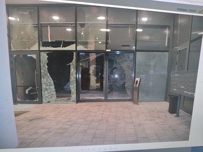 השמשות מנותצות בבניין