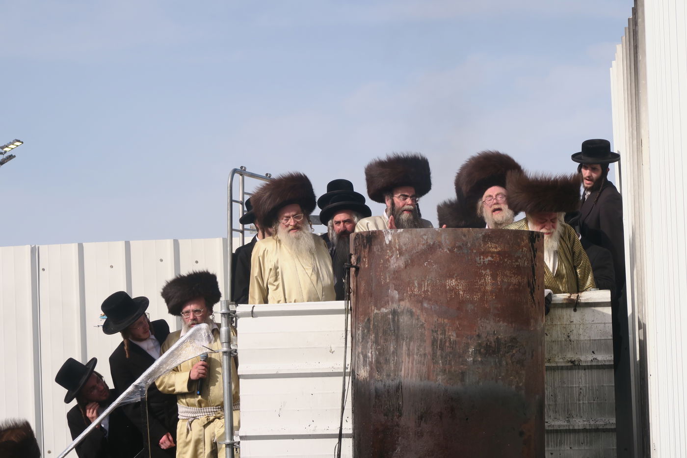 האדמו"ר מתולדות אהרן בהדלקה במירון תשפ"ה
