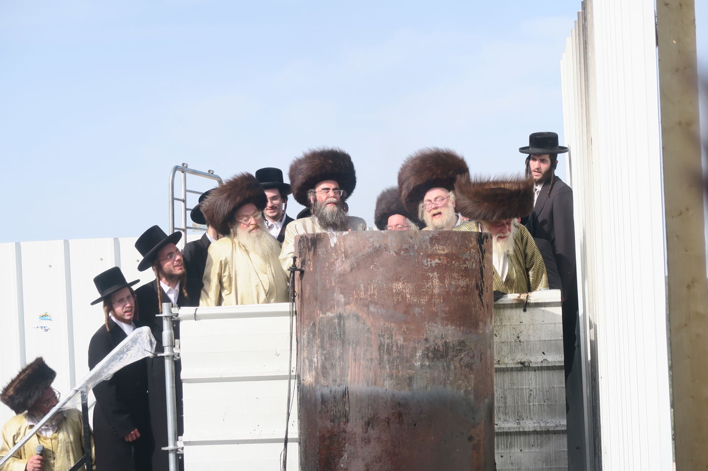 האדמו"ר מתולדות אהרן בהדלקה במירון תשפ"ה