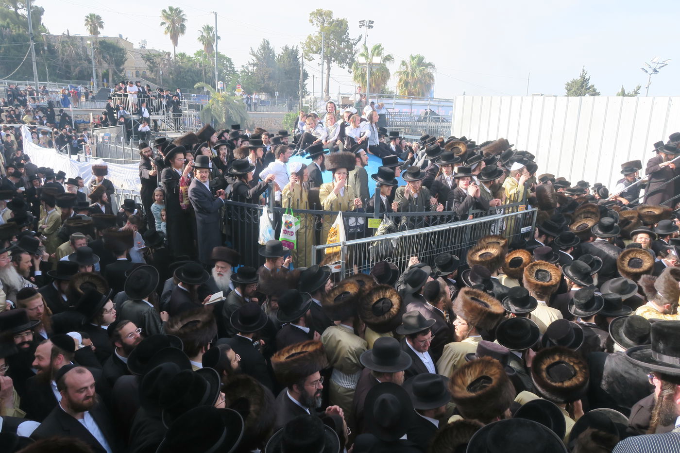 האדמו"ר מתולדות אהרן בהדלקה במירון תשפ"ה