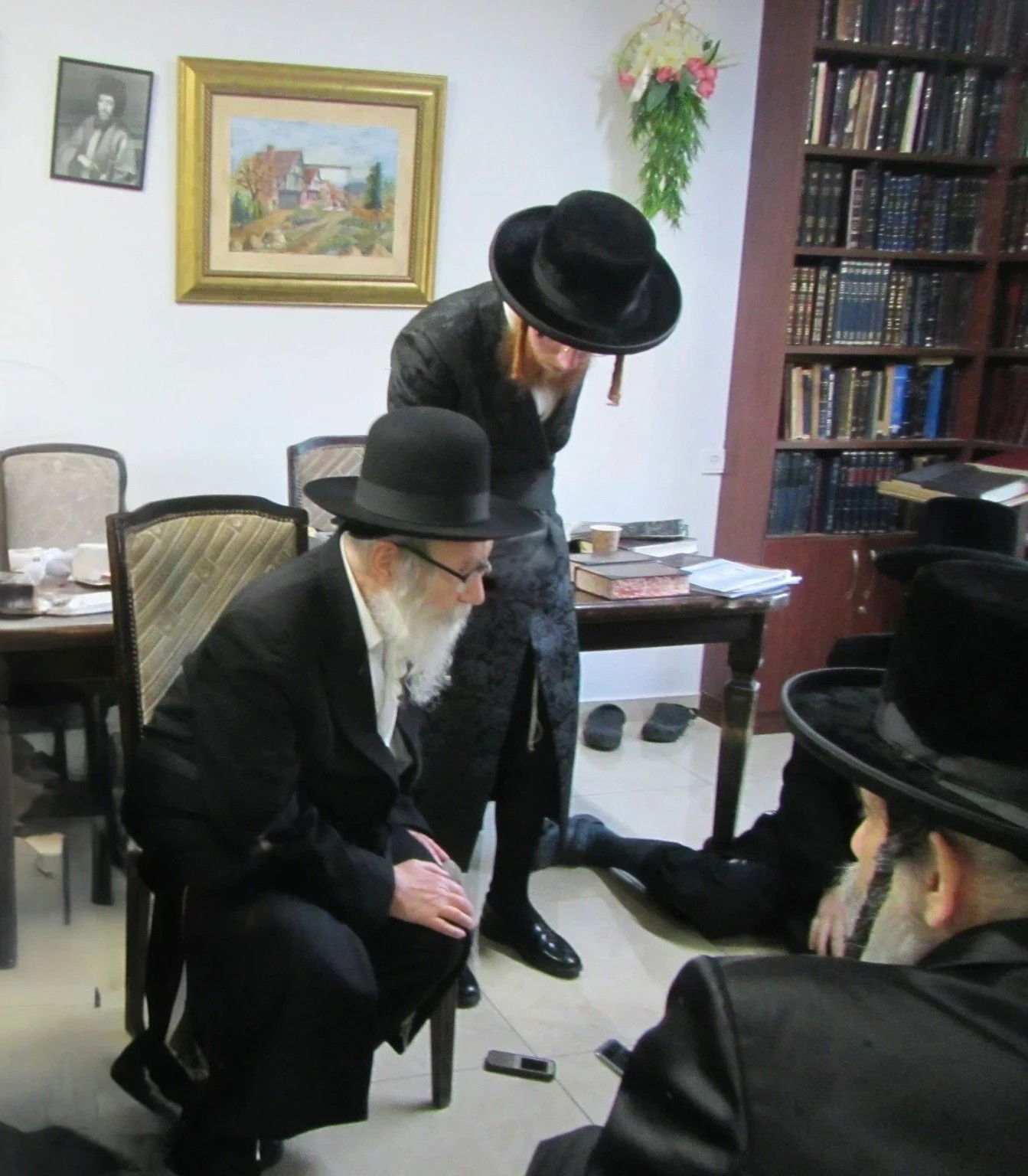 האדמו"ר מאמשינוב בניחום אבלים אצל מחותנו גאב"ד ראדומישלא