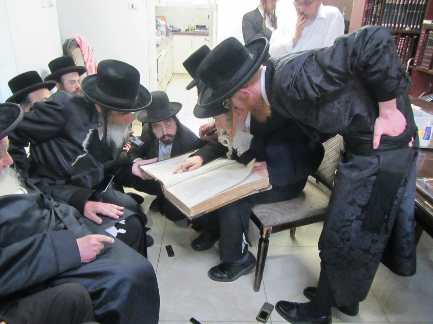 האדמו"ר מאמשינוב בניחום אבלים אצל מחותנו גאב"ד ראדומישלא