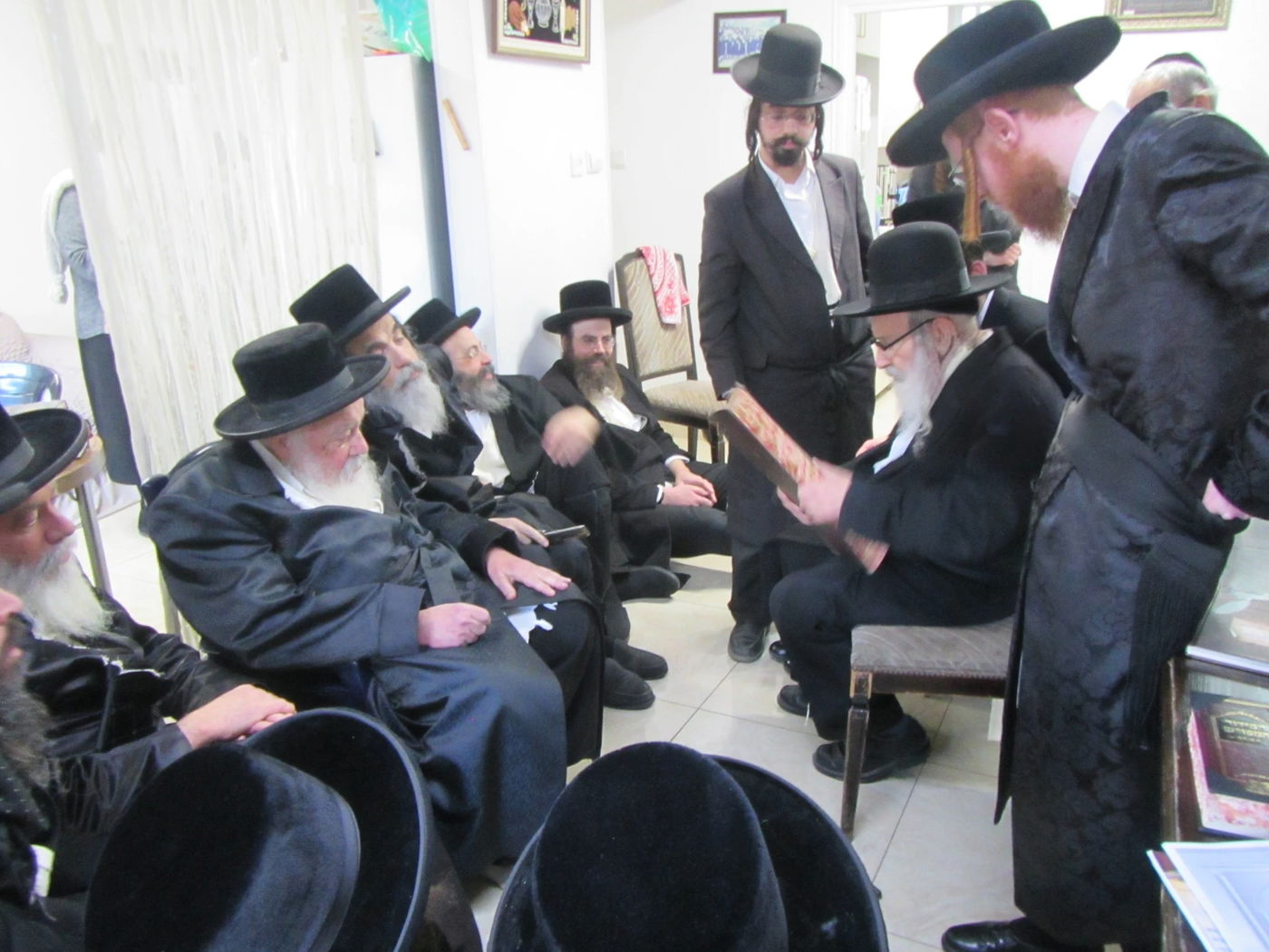 האדמו"ר מאמשינוב בניחום אבלים אצל מחותנו גאב"ד ראדומישלא