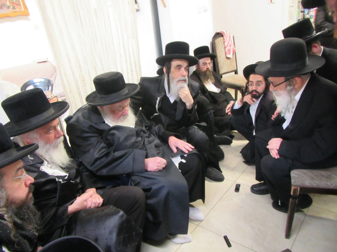 האדמו"ר מאמשינוב בניחום אבלים אצל מחותנו גאב"ד ראדומישלא