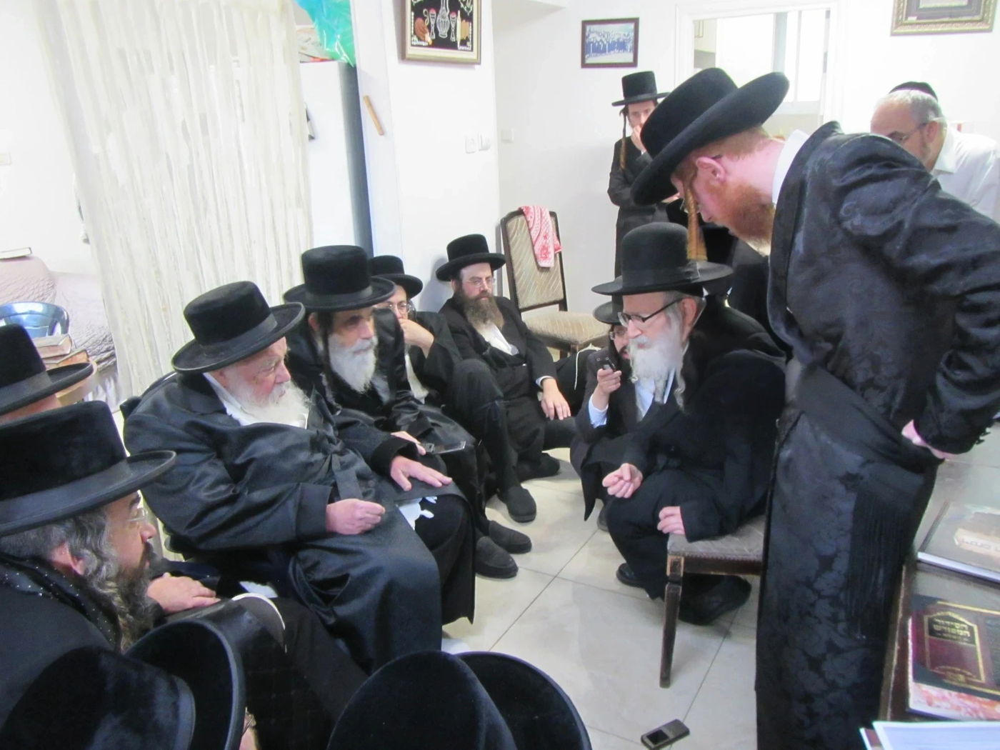 האדמו"ר מאמשינוב בניחום אבלים אצל מחותנו גאב"ד ראדומישלא