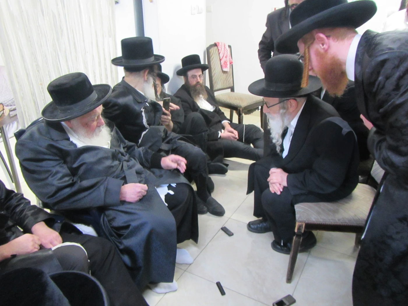 האדמו"ר מאמשינוב בניחום אבלים אצל מחותנו גאב"ד ראדומישלא