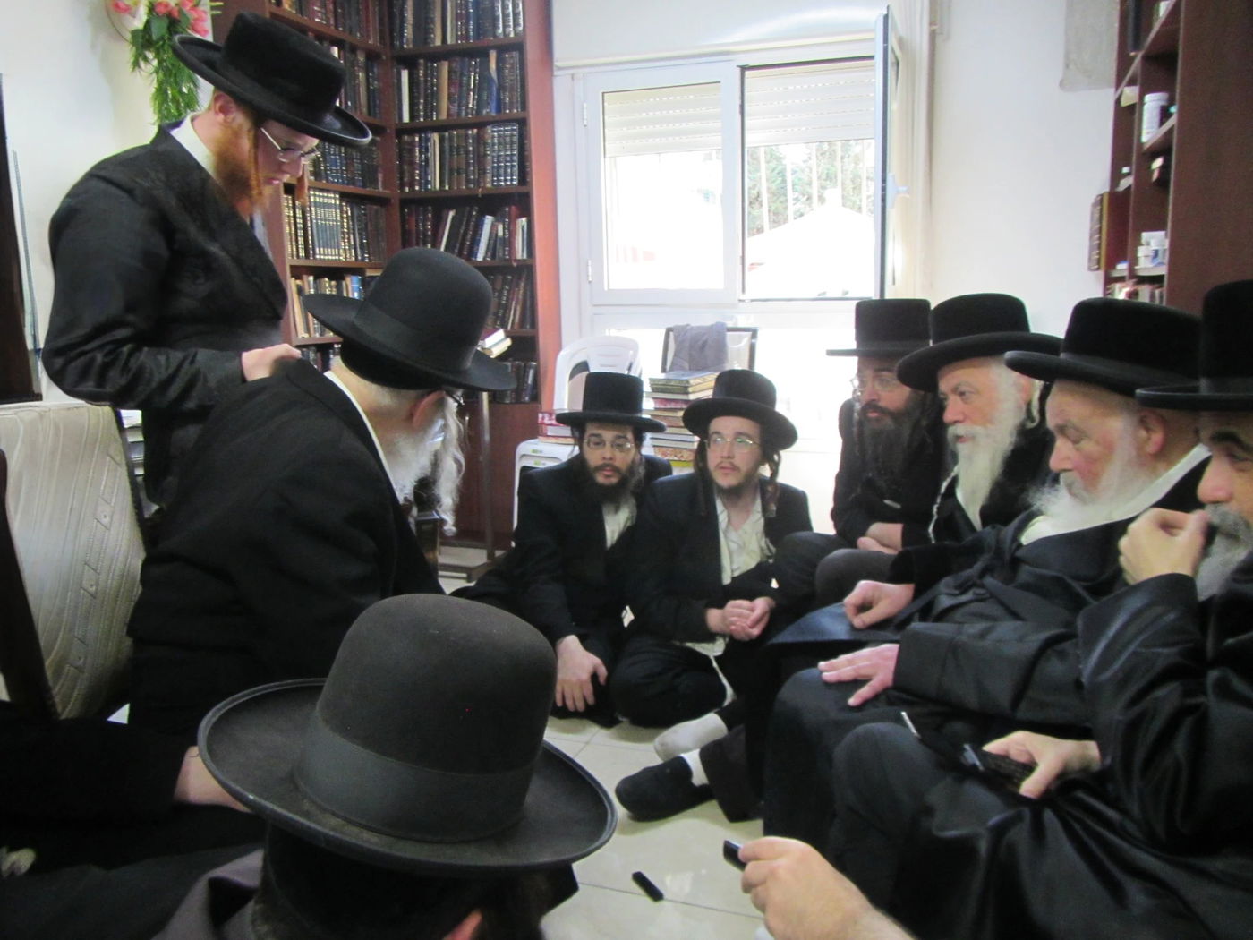 האדמו"ר מאמשינוב בניחום אבלים אצל מחותנו גאב"ד ראדומישלא