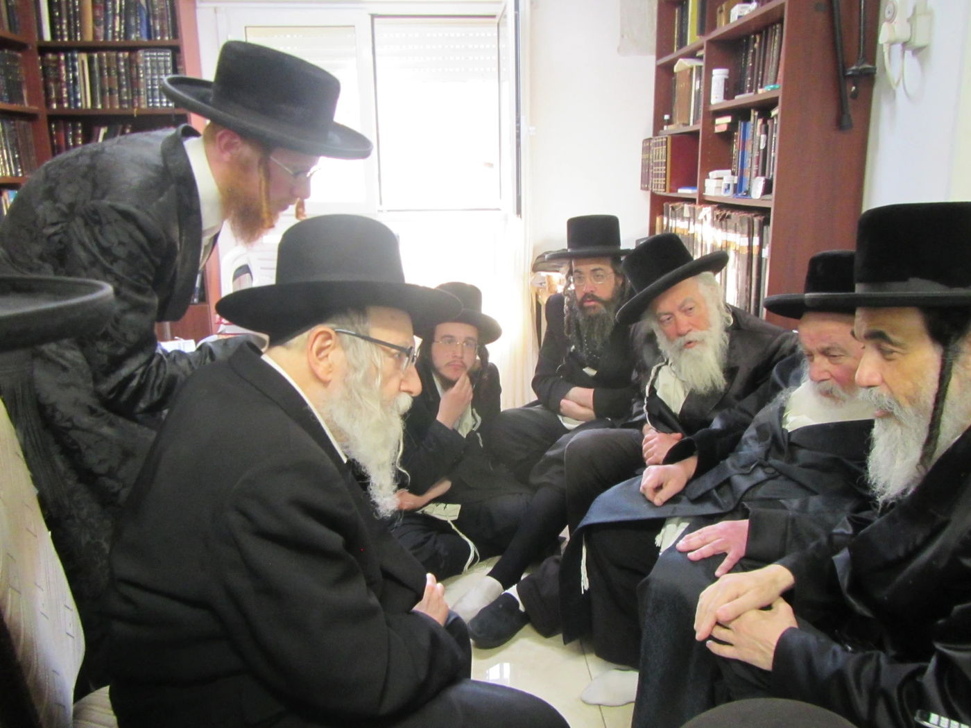 האדמו"ר מאמשינוב בניחום אבלים אצל מחותנו גאב"ד ראדומישלא