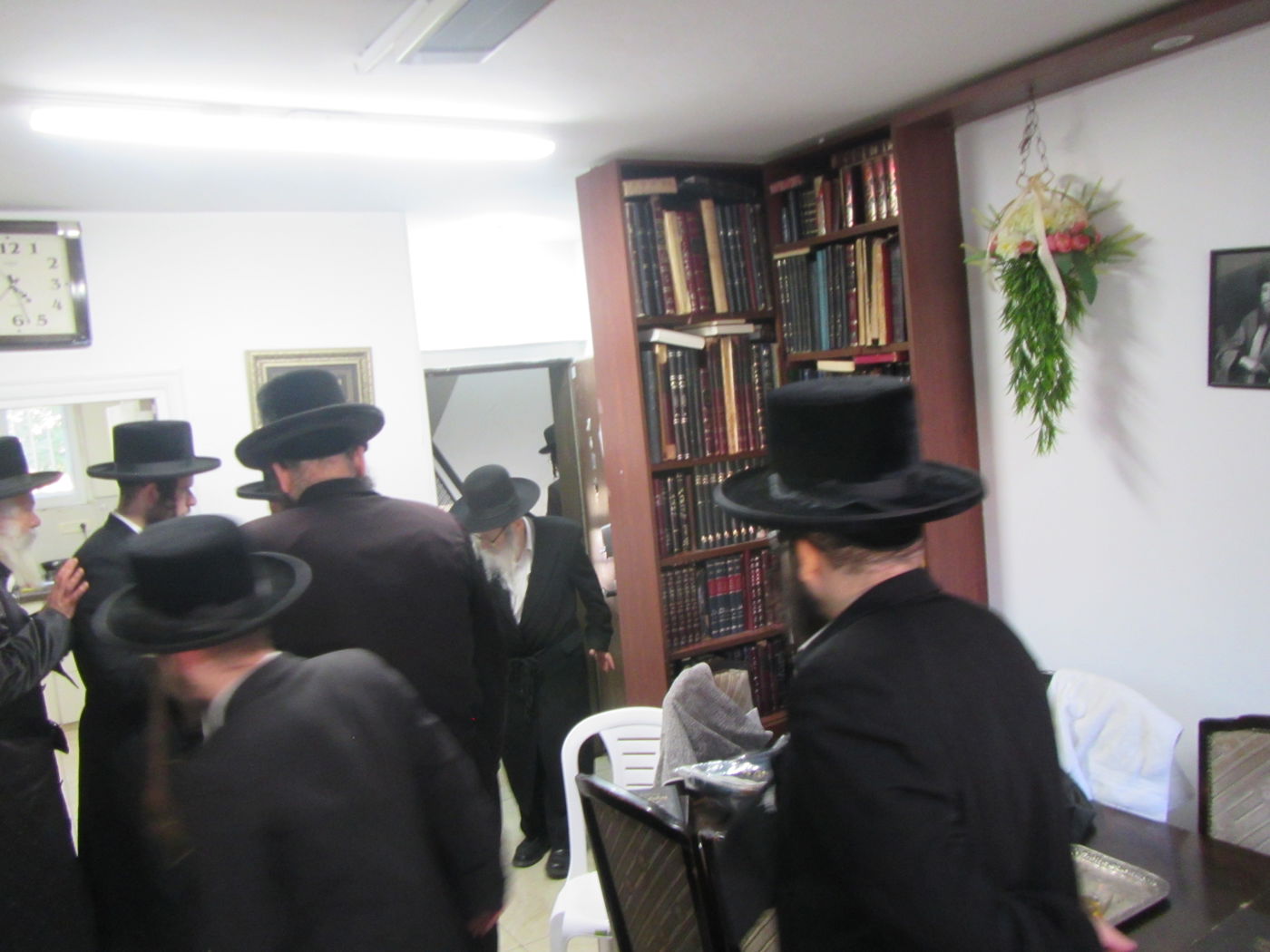 האדמו"ר מאמשינוב בניחום אבלים אצל מחותנו גאב"ד ראדומישלא