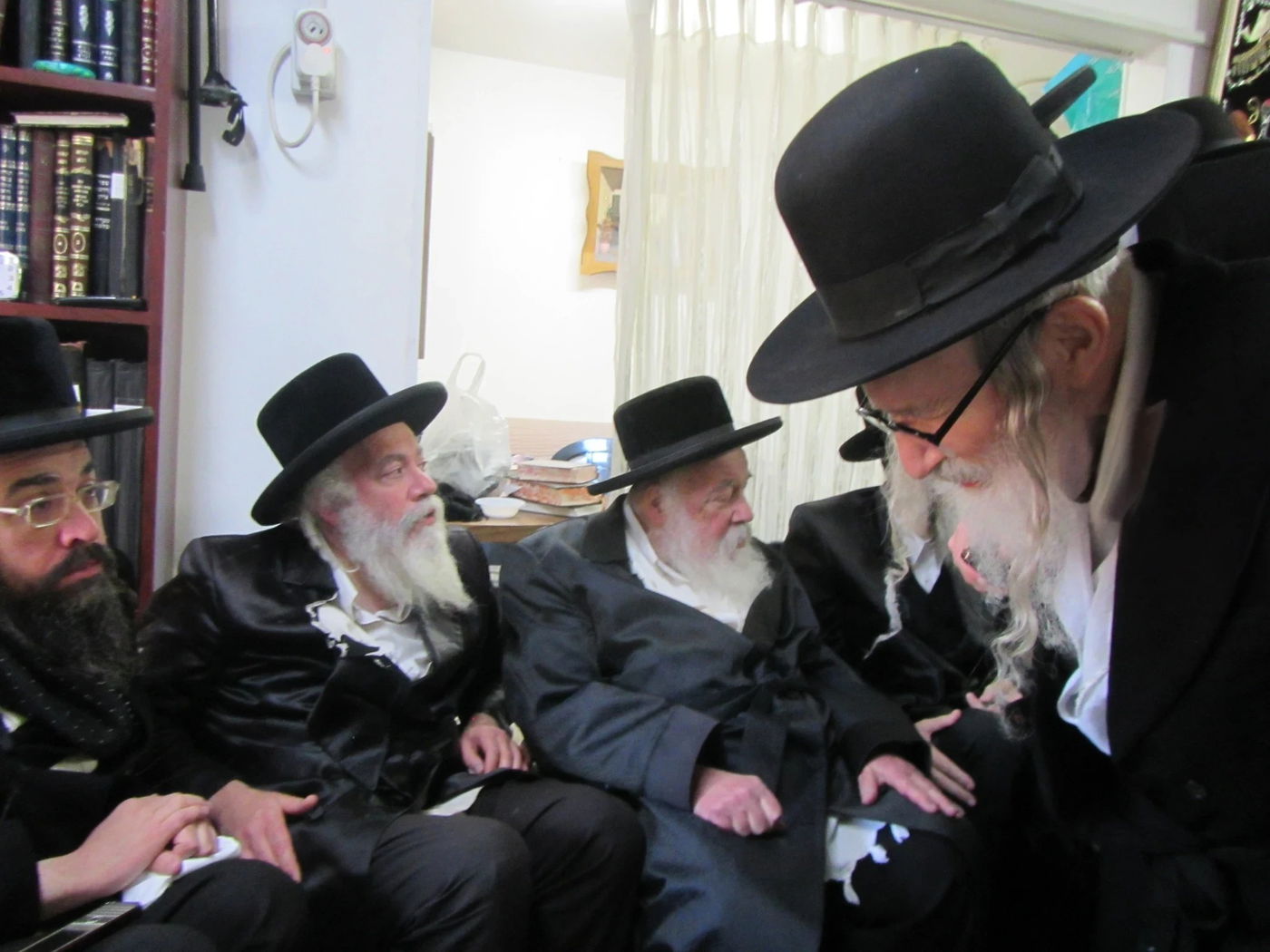 האדמו"ר מאמשינוב בניחום אבלים אצל מחותנו גאב"ד ראדומישלא