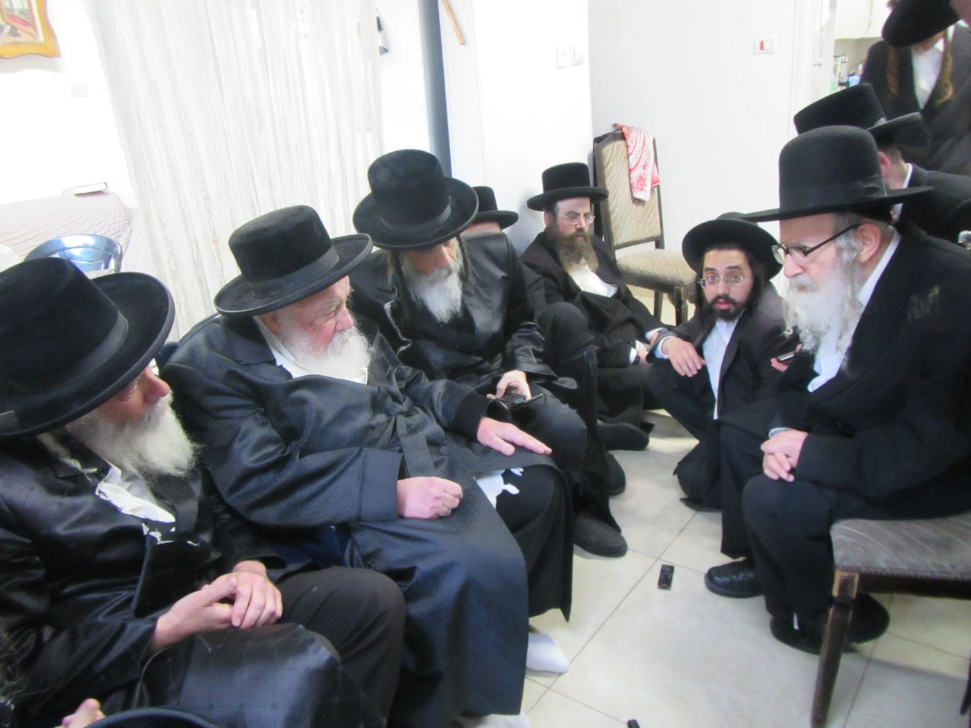 האדמו"ר מאמשינוב בניחום אבלים אצל מחותנו גאב"ד ראדומישלא