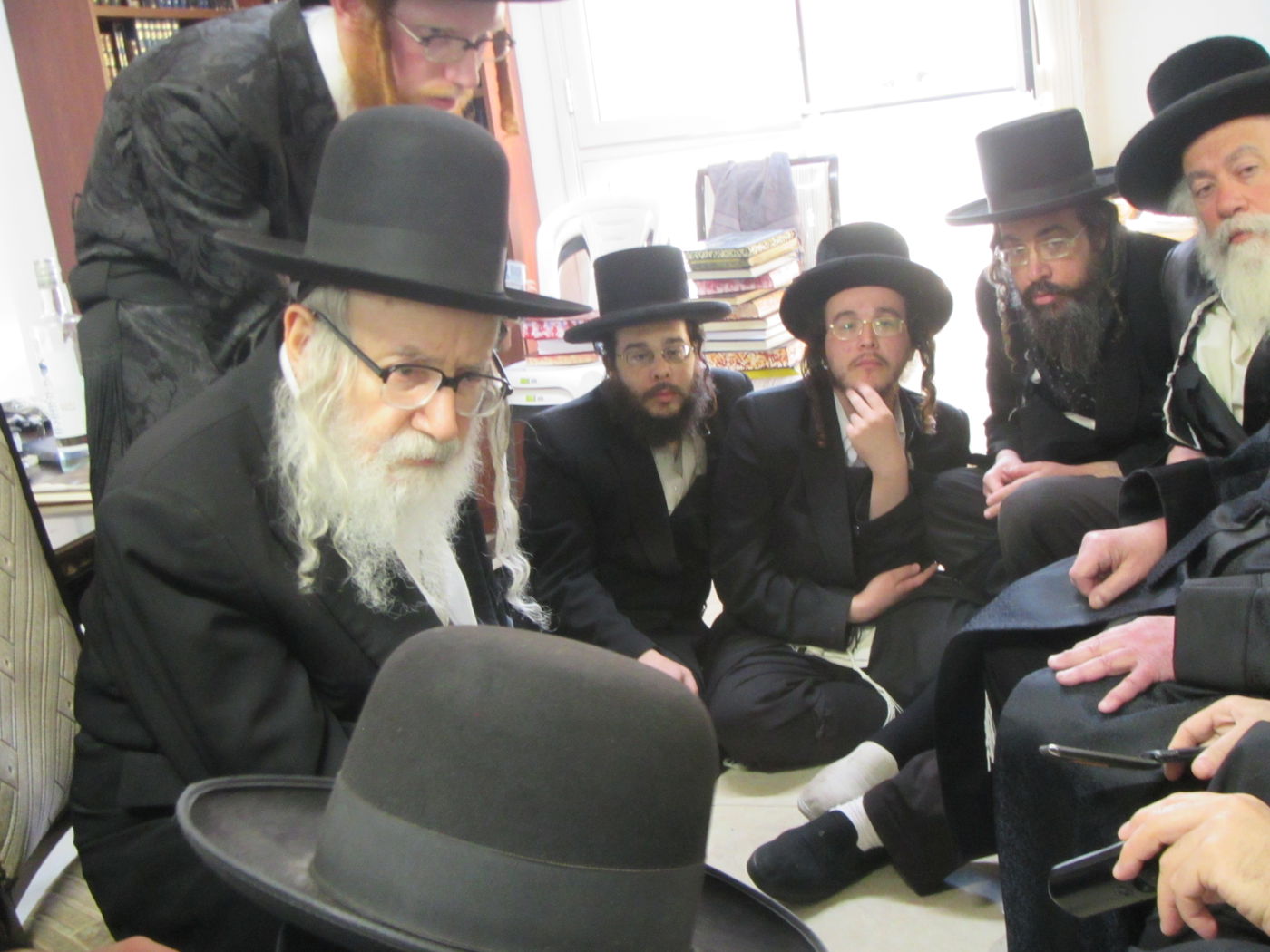 האדמו"ר מאמשינוב בניחום אבלים אצל מחותנו גאב"ד ראדומישלא