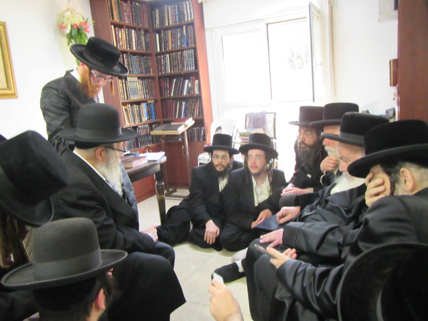 האדמו"ר מאמשינוב בניחום אבלים אצל מחותנו גאב"ד ראדומישלא