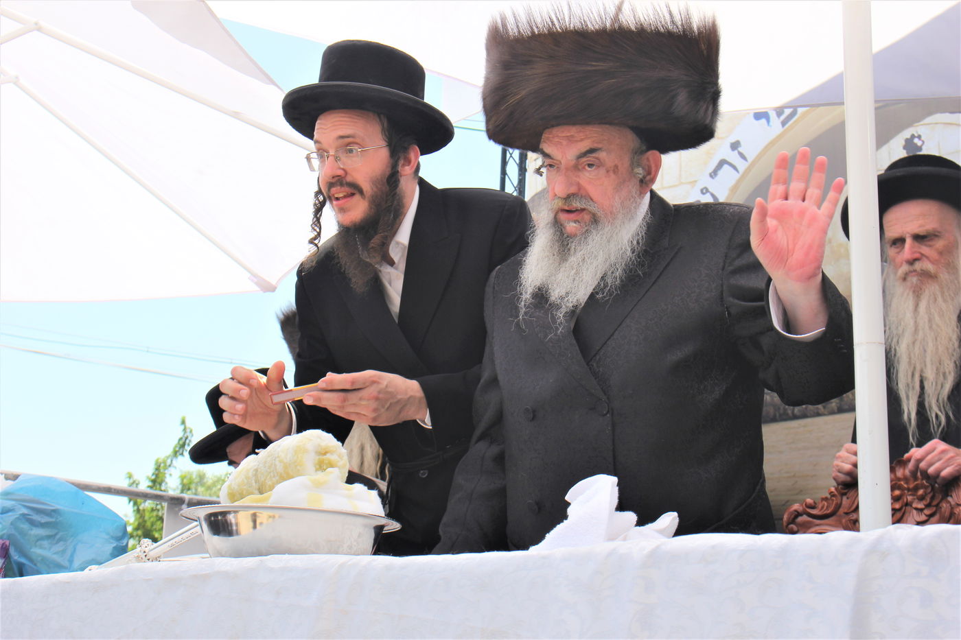 האדמו''ר מלעלוב בהדלקה באתרא קדישא מירון