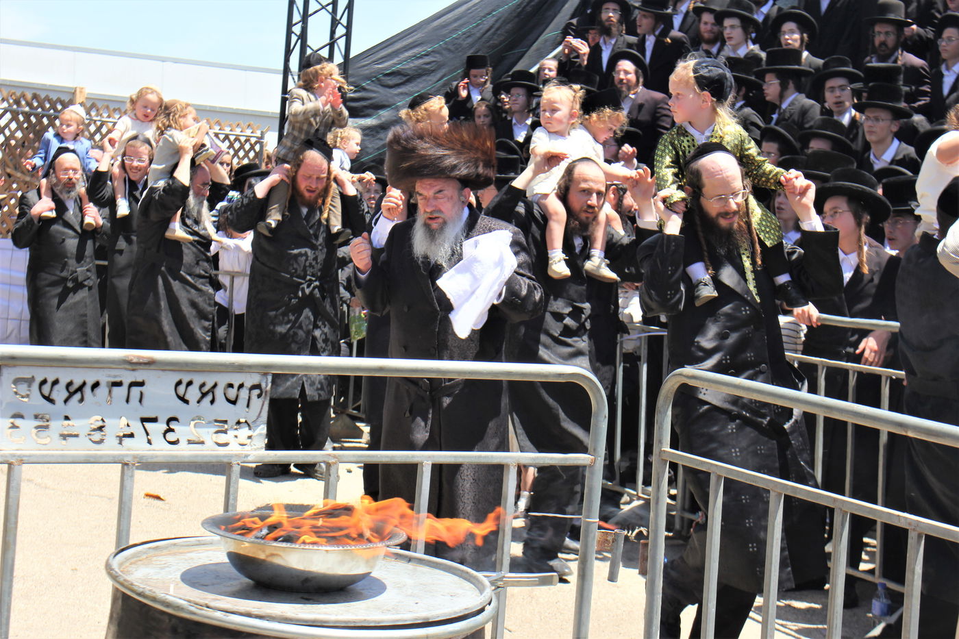 האדמו''ר מלעלוב בהדלקה באתרא קדישא מירון