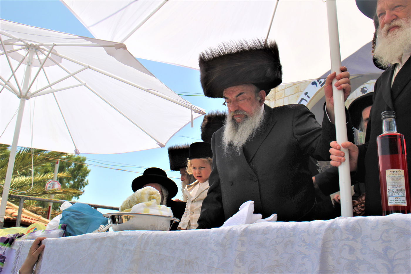 האדמו''ר מלעלוב בהדלקה באתרא קדישא מירון