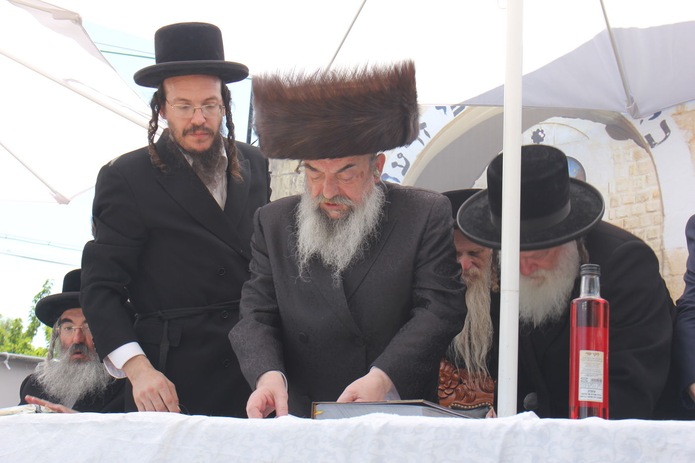 האדמו''ר מלעלוב בהדלקה באתרא קדישא מירון