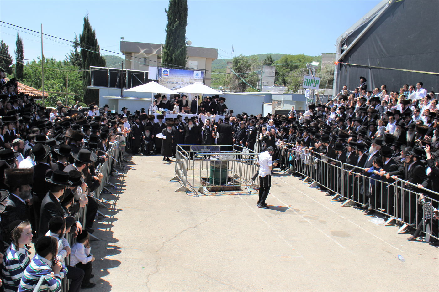 האדמו''ר מלעלוב בהדלקה באתרא קדישא מירון