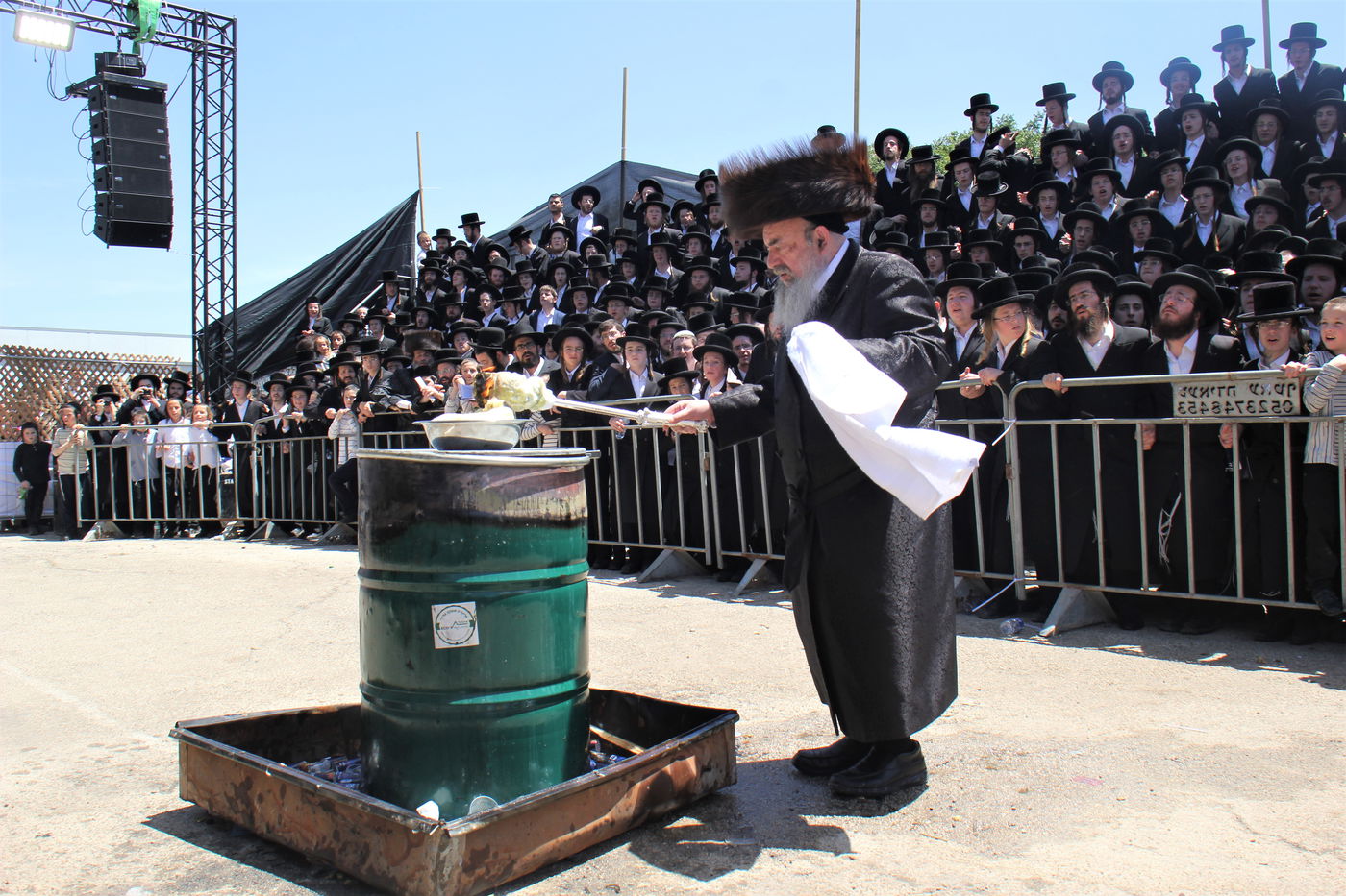 האדמו''ר מלעלוב בהדלקה באתרא קדישא מירון