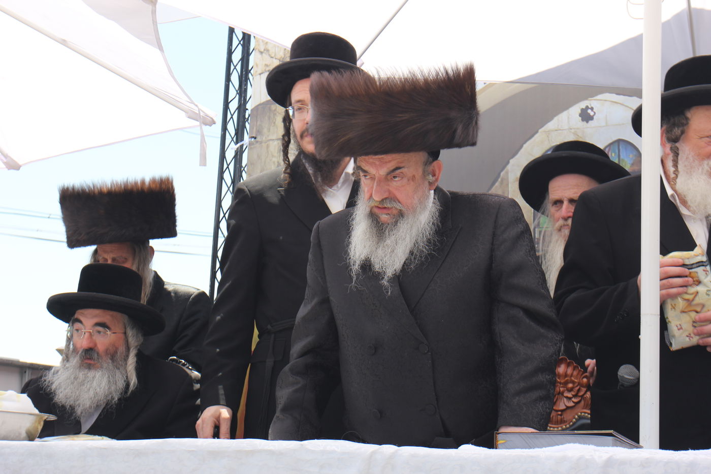 האדמו''ר מלעלוב בהדלקה באתרא קדישא מירון