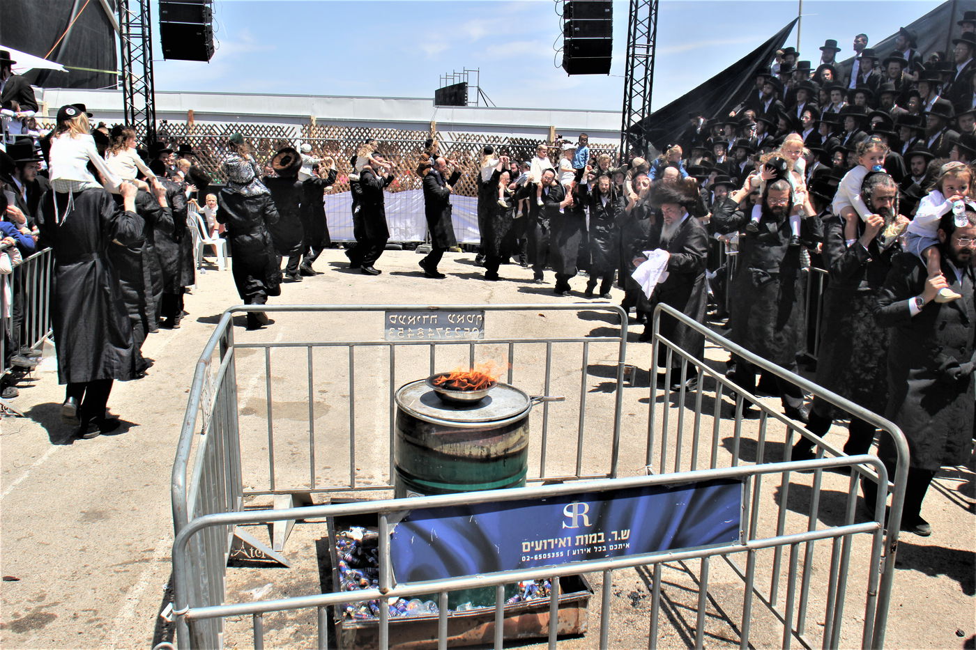 האדמו''ר מלעלוב בהדלקה באתרא קדישא מירון