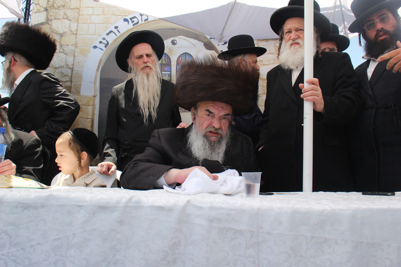 האדמו''ר מלעלוב בהדלקה באתרא קדישא מירון