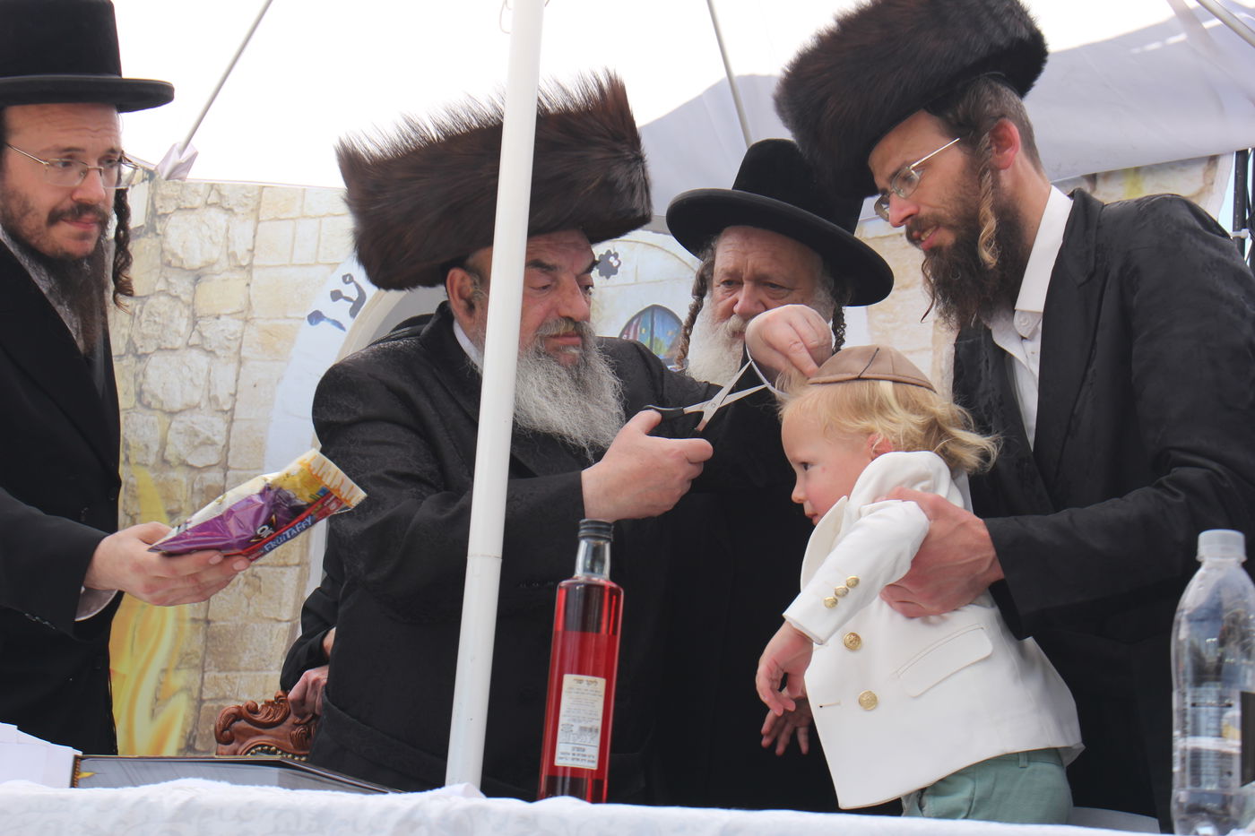 האדמו''ר מלעלוב בהדלקה באתרא קדישא מירון