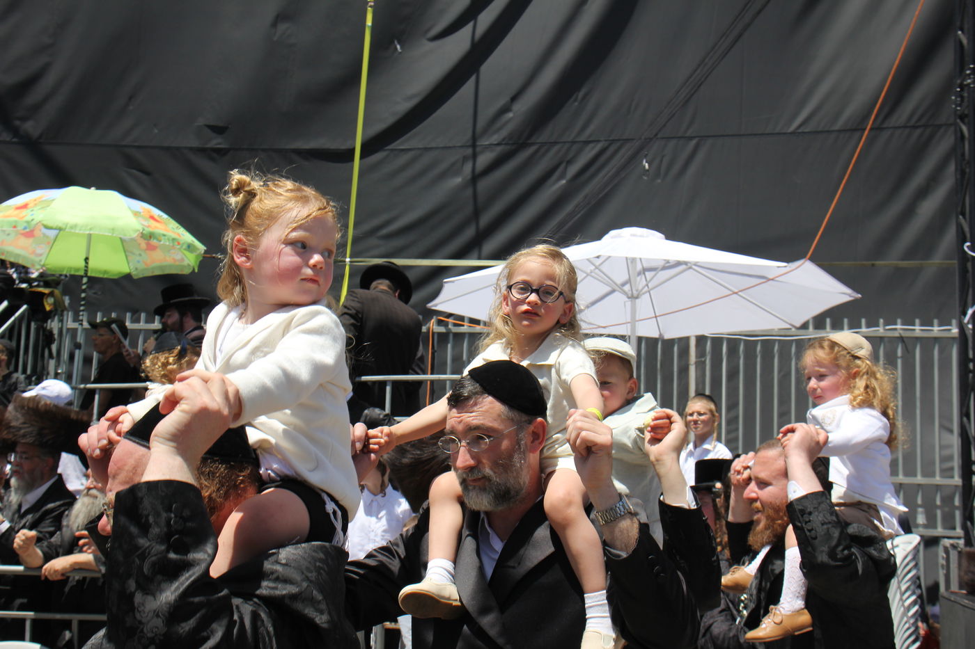 האדמו''ר מלעלוב בהדלקה באתרא קדישא מירון