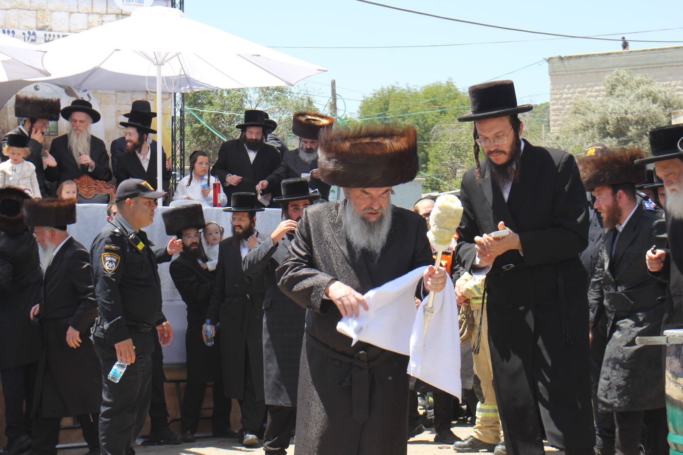 האדמו''ר מלעלוב בהדלקה באתרא קדישא מירון