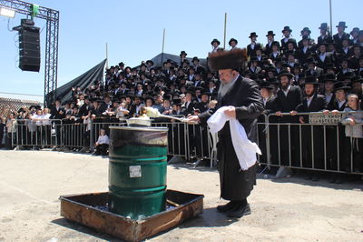 האדמו''ר מלעלוב בהדלקה באתרא קדישא מירון