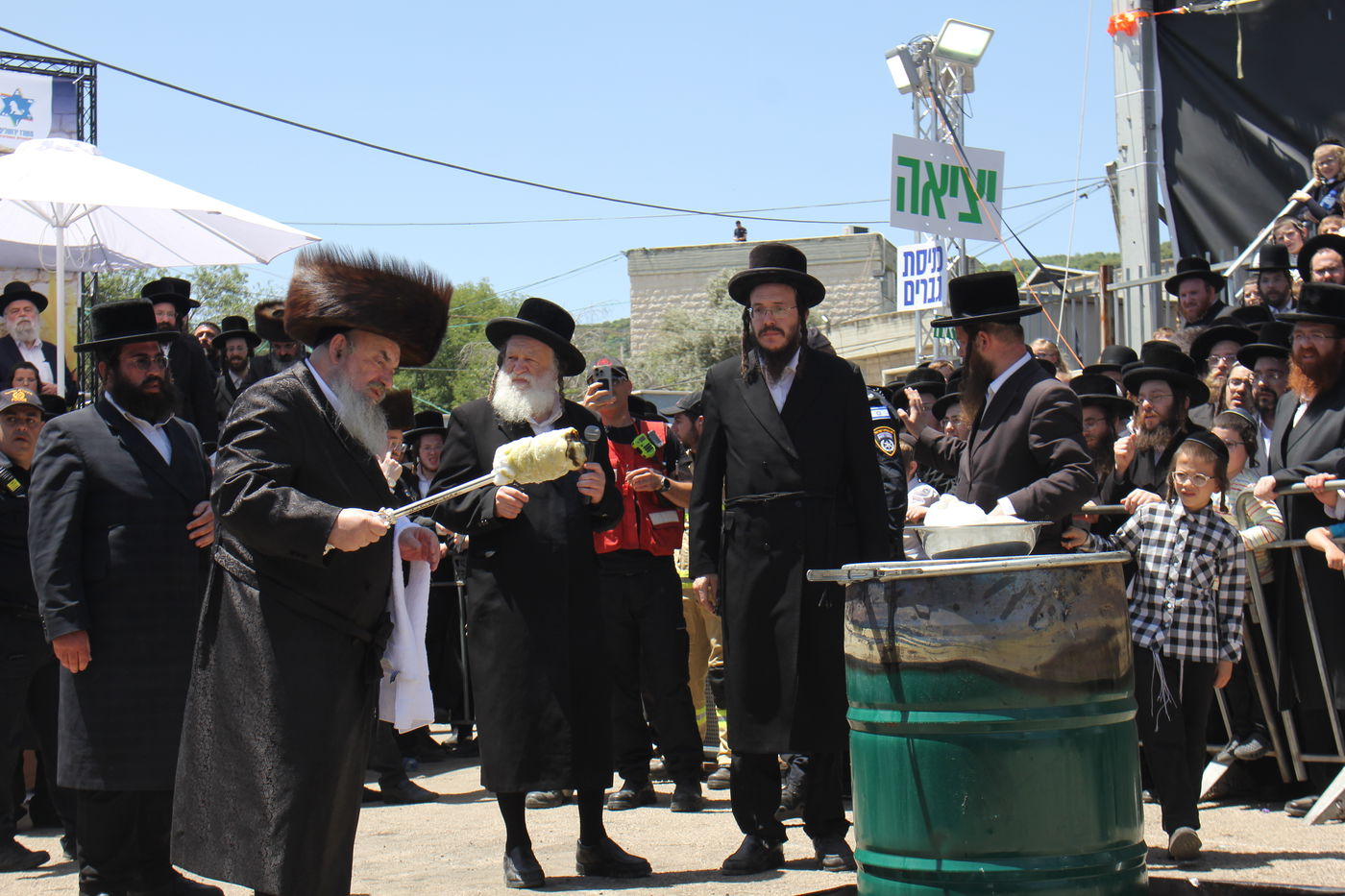 האדמו''ר מלעלוב בהדלקה באתרא קדישא מירון