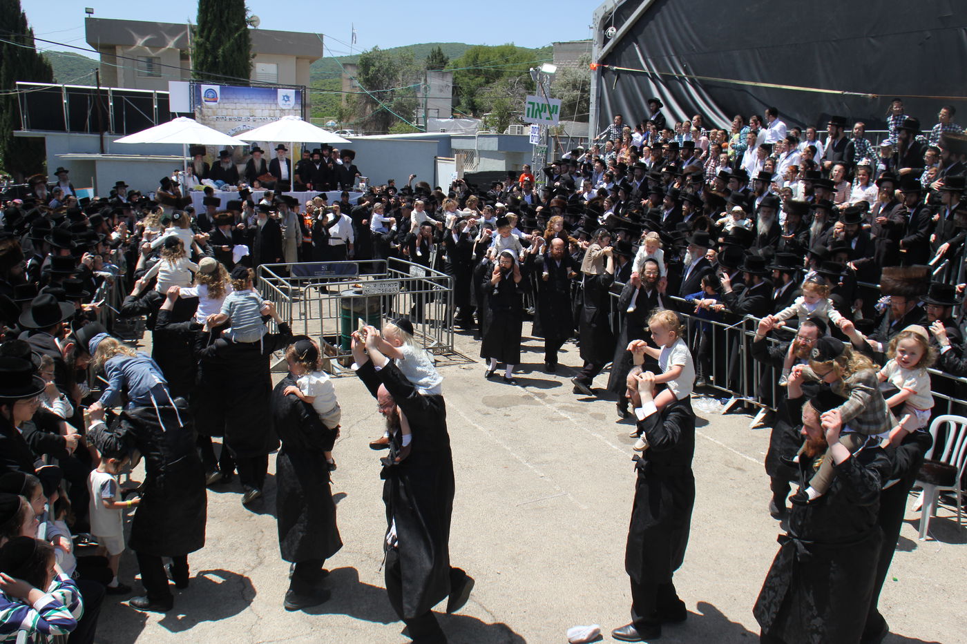 האדמו''ר מלעלוב בהדלקה באתרא קדישא מירון